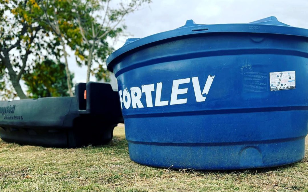 Seguimos repartiendo muchos tanques de agua y bebederos para los animales