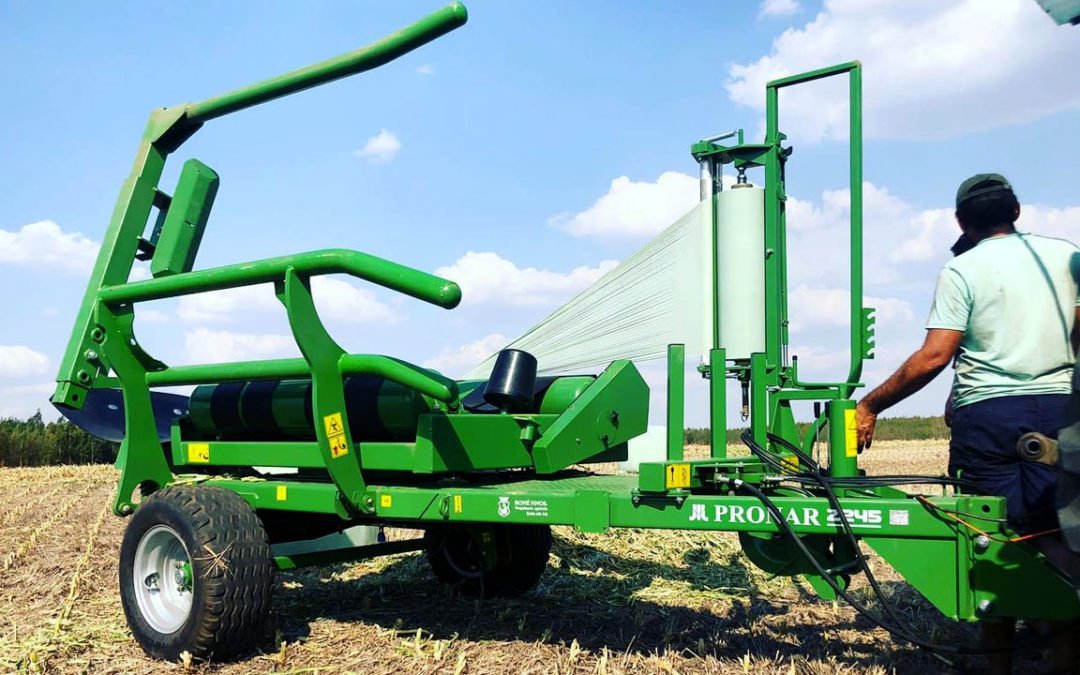 Otra envolvedora de fardos PRONAR Z245 que se pone a trabajar