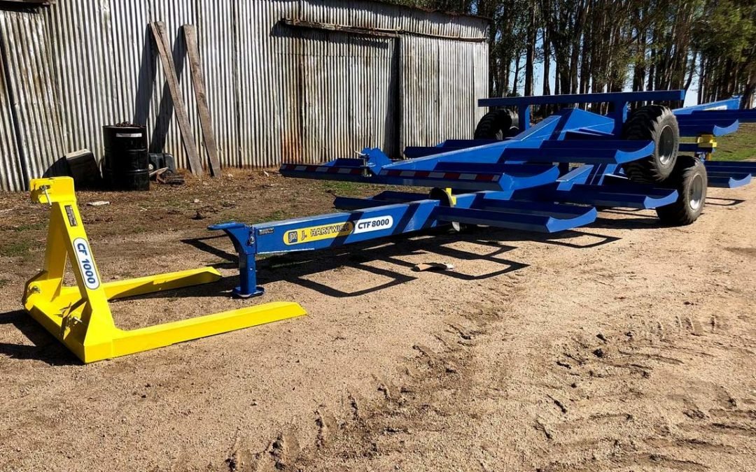 Entregamos 2 carros para 8 fardos más 1 pincho levanta fardos marca Hartwich